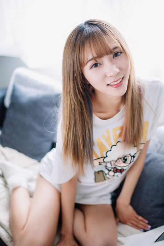 长发时尚少女美腿热裤甜美迷人笑容写真