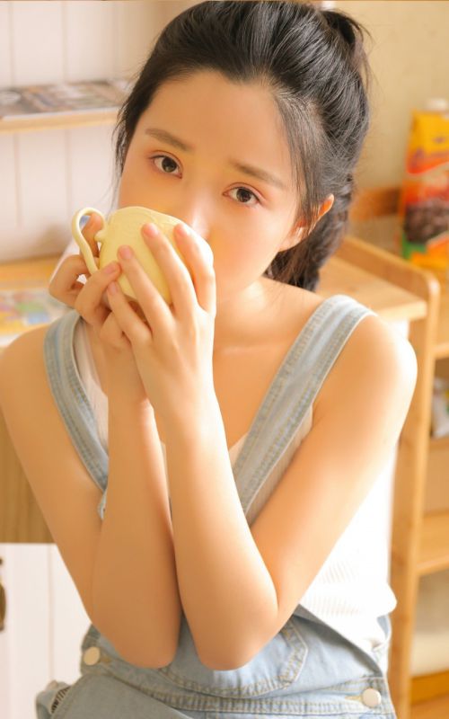 美腿少女背带裤夏日靓丽甜美大胆撩人写真