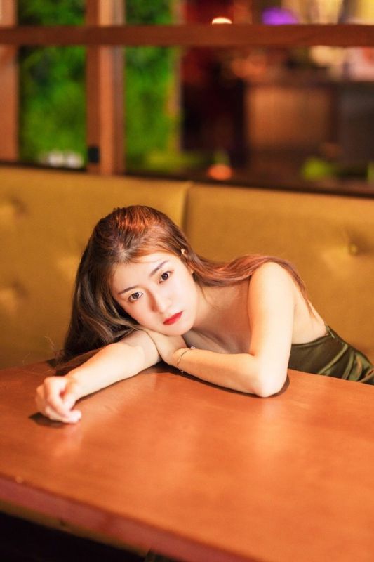 骨感御姐修身镂空礼裙气质成熟美女写真