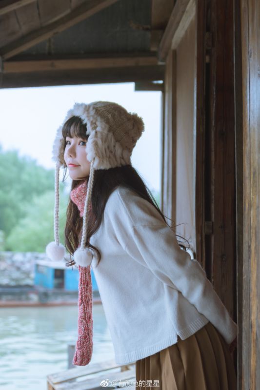 清纯冬装高颜值美女户外温暖甜美养眼写真