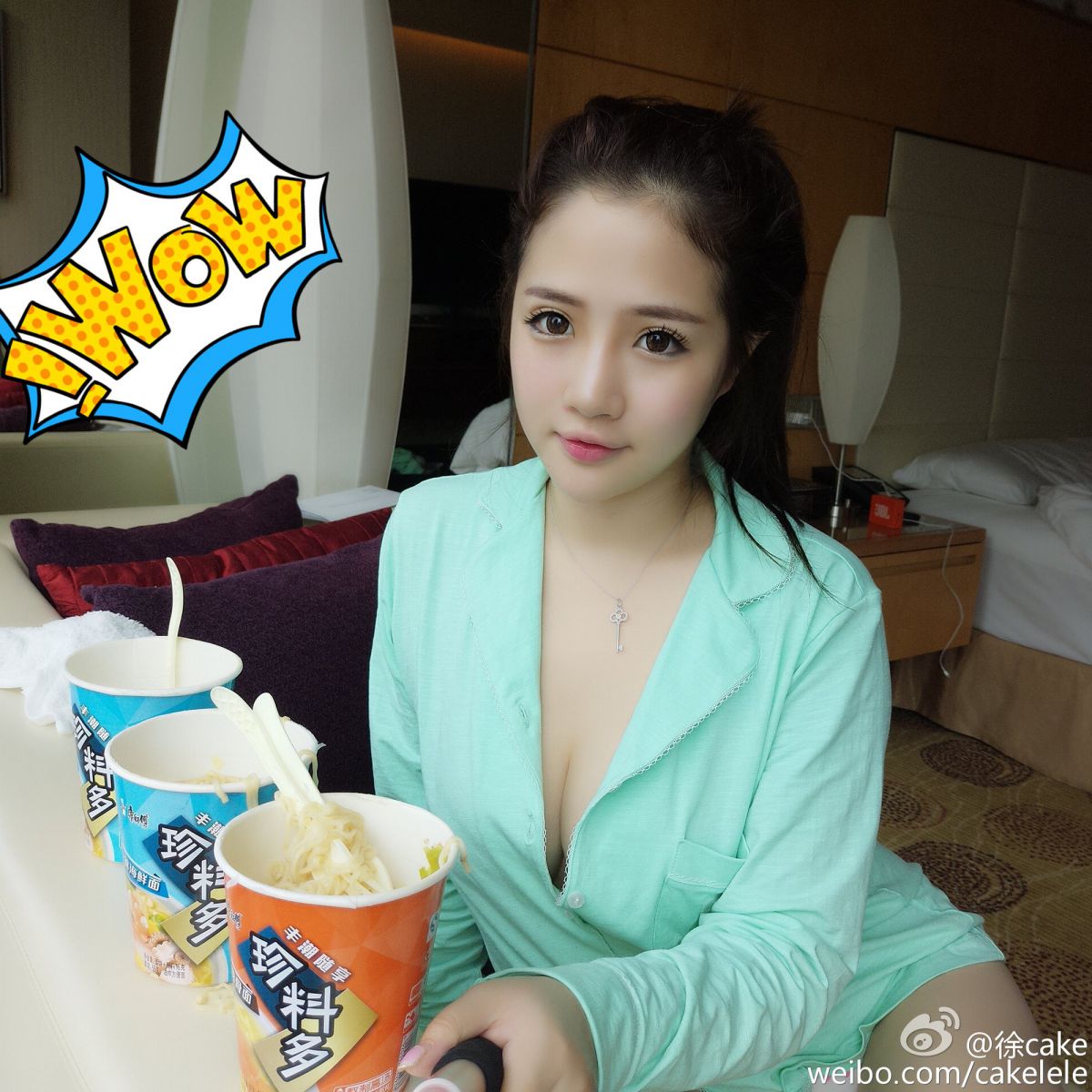 90后人气美女徐cake微博展会美照图片