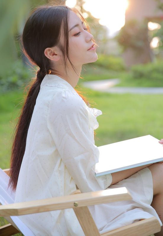 麻花辫少女田园风白衣长裙自然美女写真