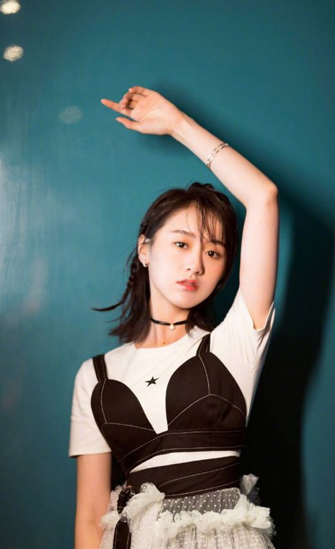 白嫩长腿少女袁冰妍活动现场文艺古典图片