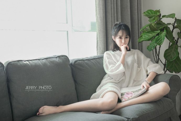清纯美女嫩模姜迪居家毛衣修长美腿风骚写真