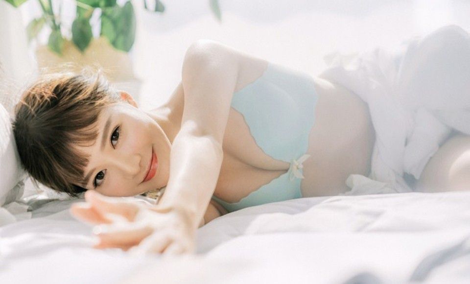 90后床上内衣美女房客把腿张开大胆人体艺术写真