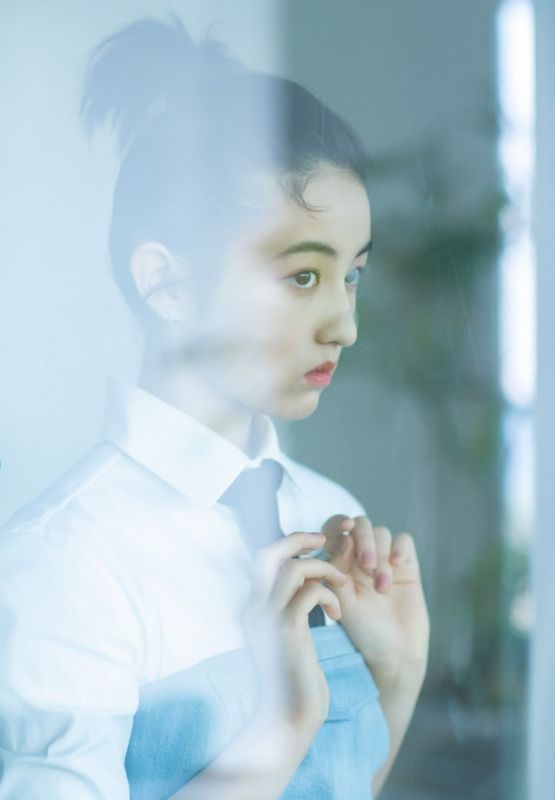 天然治愈氧气少女张子枫肤白貌美玉足图片