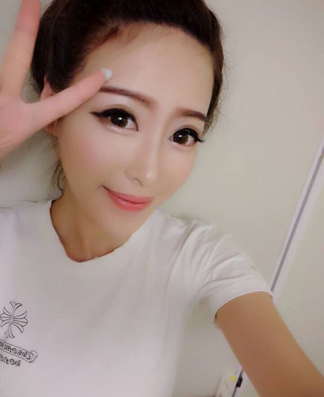 王曼妮可爱卖萌自拍照