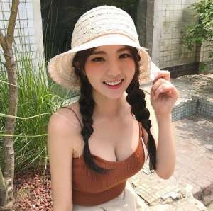 混血美女麻花辫大奶深沟丰韵户外写真