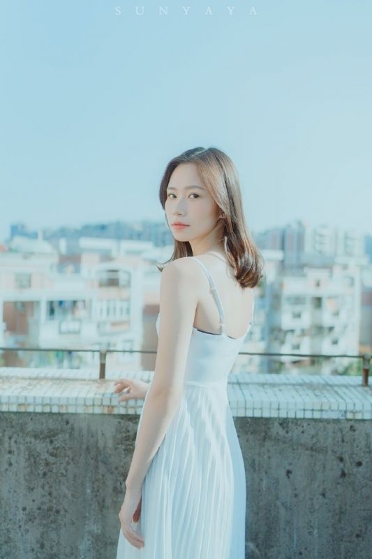 长裙氧气女神天台冷艳御姐气质美女写真