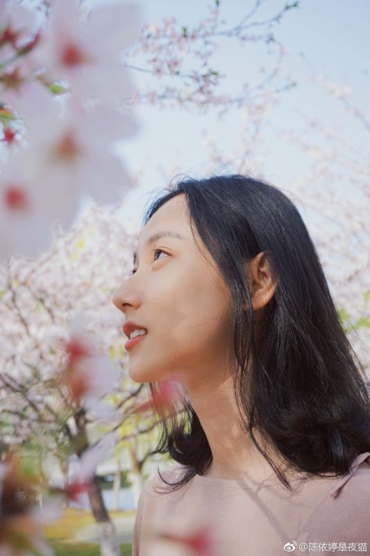 天然白嫩清纯素人美女文艺空灵氧气写真图片