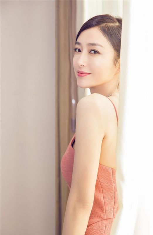 秦岚闺房肚兜裙香肩火辣性感吊带美女明星写真