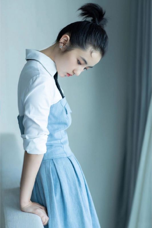 天然治愈氧气少女张子枫肤白貌美玉足图片