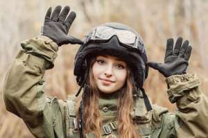 美国麻辣女兵户外打野战性感大胸晃奶图片