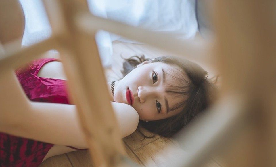 睡衣少妇吊带香肩大尺度对着镜子双腿张开揉玉腿写真
