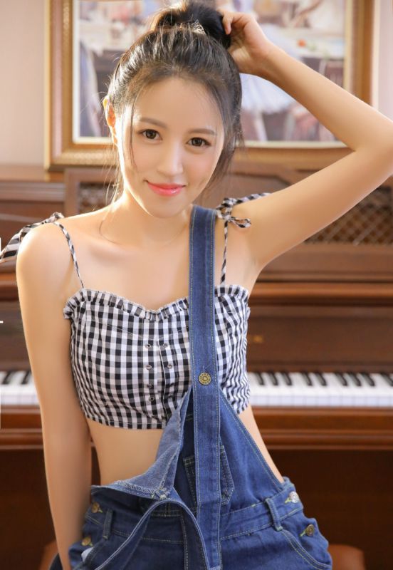 牛仔背带少女钢琴室妖娆火辣性感写真