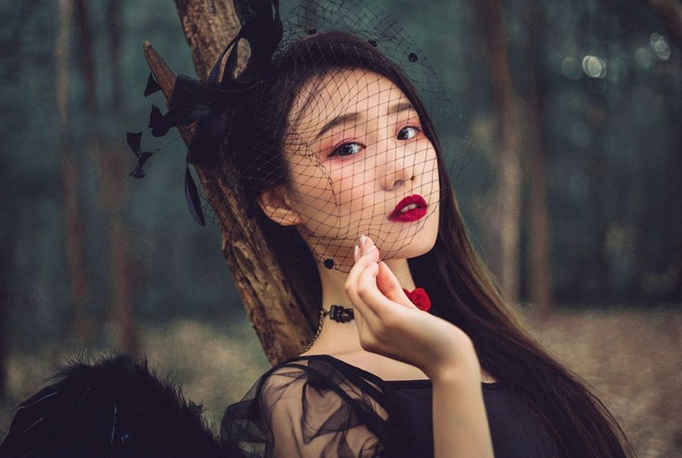 冷艳神秘红唇美女御姐森林系个人写真艺术性感图片