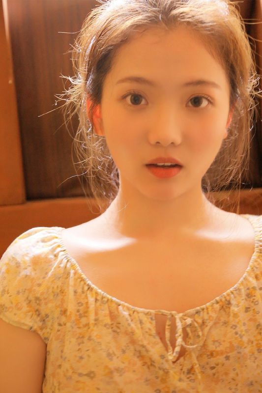 日本水灵初中生成熟发育性感撩人写真