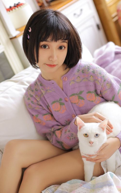 大眼短发清纯美女纤细美腿学生妹诱惑写真图片
