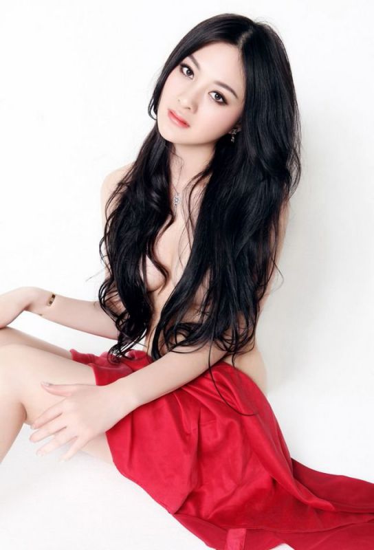 甜美女生演绎性感人体艺术