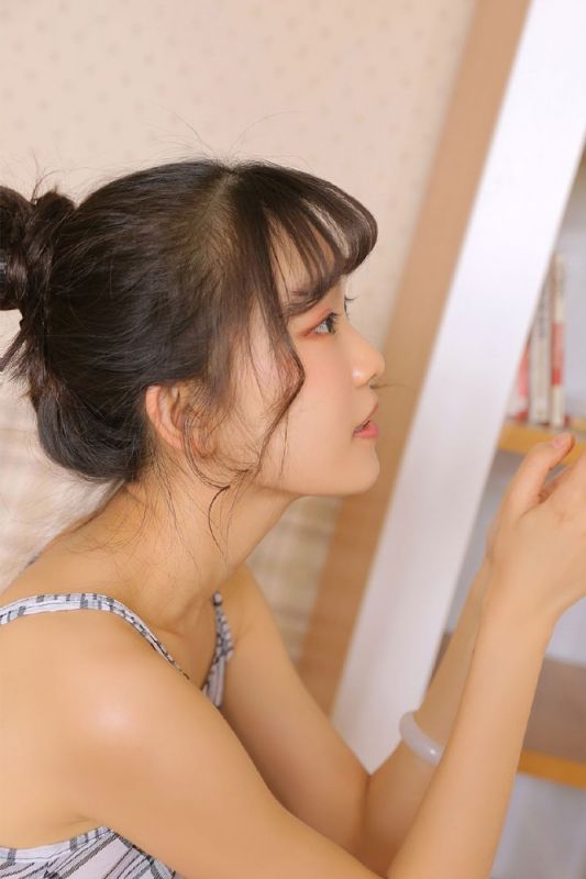 裸妆美少女纯真甜美笑容性感迷人照片
