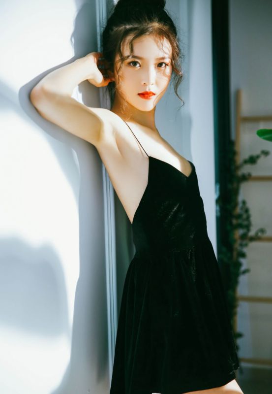 性感美少女胳肢窝美腿玉足丰韵白嫩写真