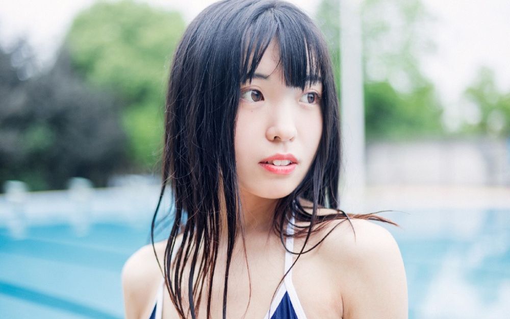 蓝色泳衣装美女诱人比基尼户外性感美女图片