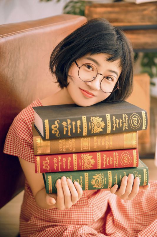 文艺少女私房大眼丰韵格子裙怡静清纯写真