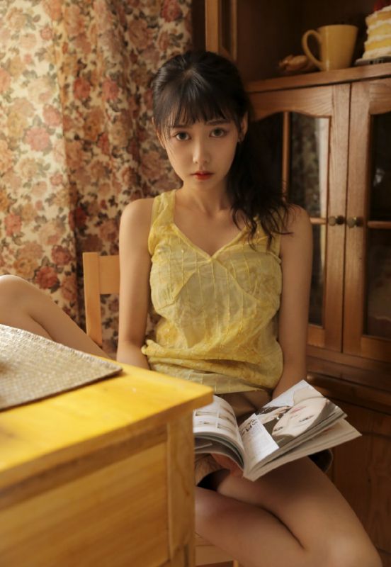 吊带酥胸娇艳长腿美女御姐居家性感风骚诱惑写真