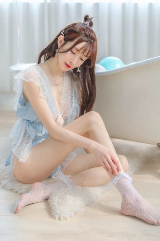 长腿巨乳御姐网袜蕾丝透视装极品尤物性感诱惑写真