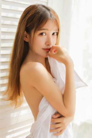大胸美女模特半裸后背性感床上诱惑写真