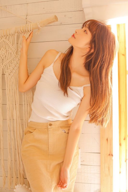 枕头大战混血美女度假吊带背心惊艳写真