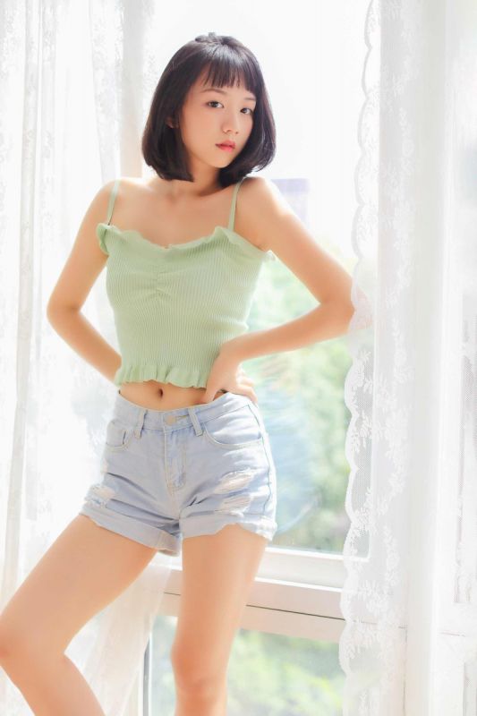 短发少女元气活力火辣热裤美眉好身材写真