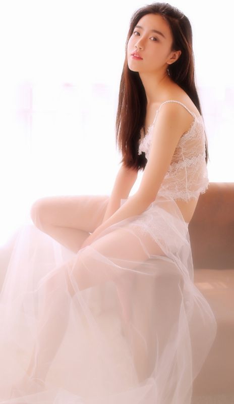 长腿御姐私房薄纱裙乳沟诱惑梦幻写真