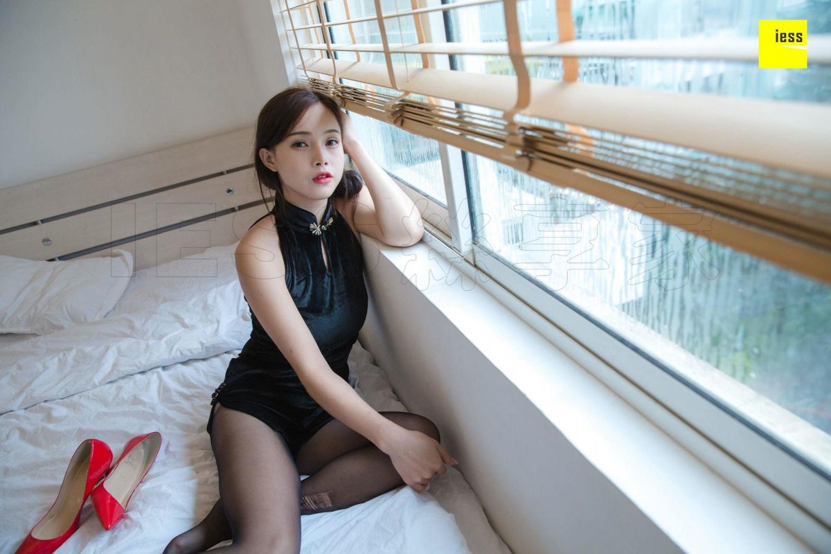 模特 小羽《小羽黑色绒面旗袍》旗袍美腿丝足写真
