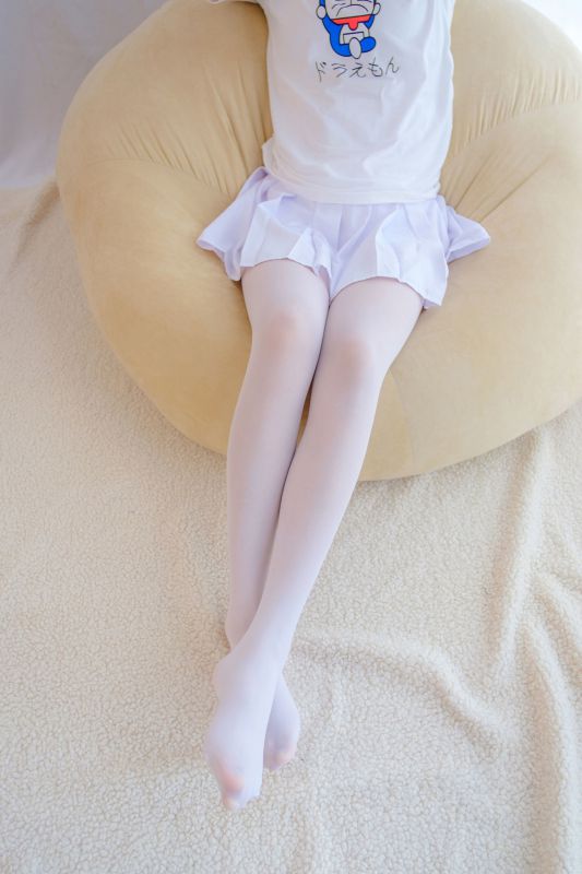 水嫩嫩的白丝美足 萝莉丝袜写真套图