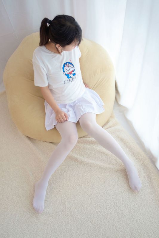 水嫩嫩的白丝美足 萝莉丝袜写真套图