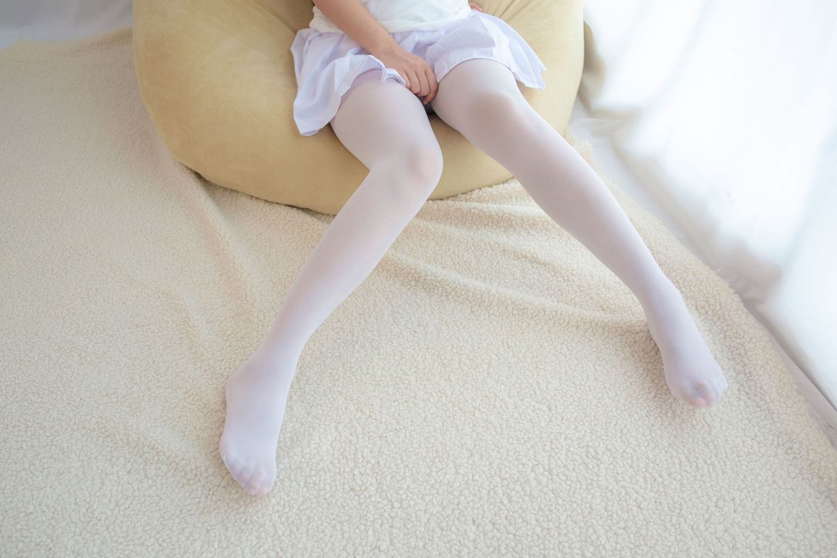 水嫩嫩的白丝美足 萝莉丝袜写真套图