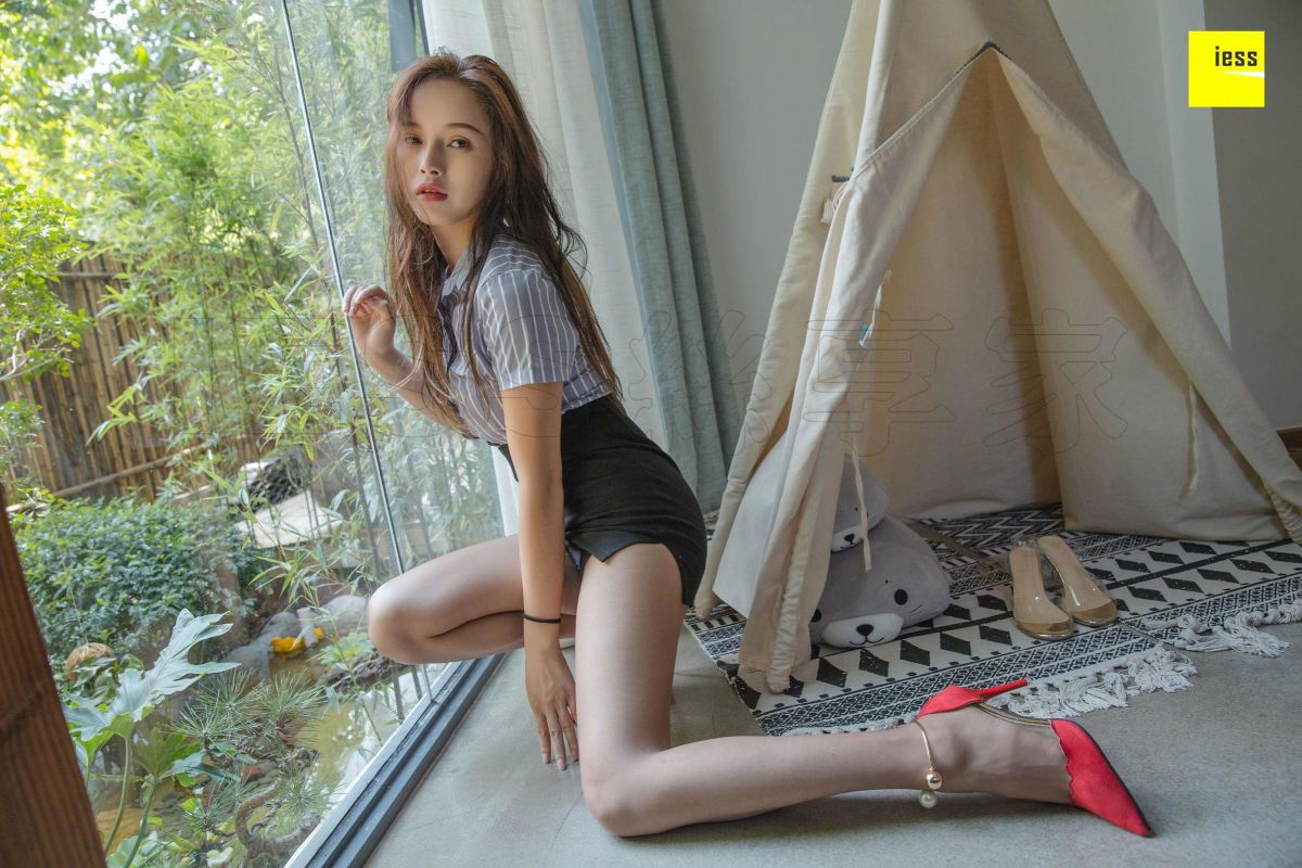 小羽 《小羽制服咖啡丝》写真套图