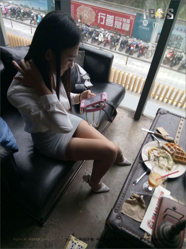 宁宁《唯美食与美腿不可辜负》