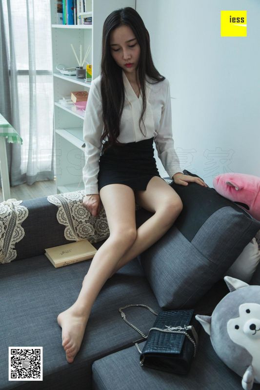 文欣 《文欣微肉制服美足》写真套图