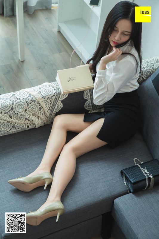 文欣 《文欣微肉制服美足》写真套图