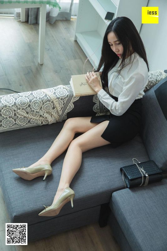 文欣 《文欣微肉制服美足》写真套图