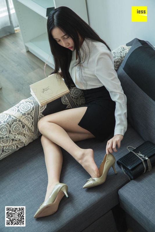 文欣 《文欣微肉制服美足》写真套图
