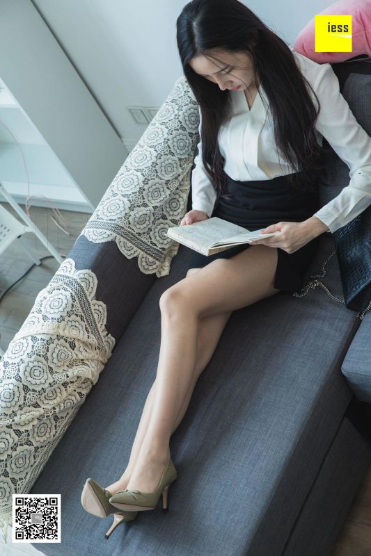 文欣 《文欣微肉制服美足》写真套图