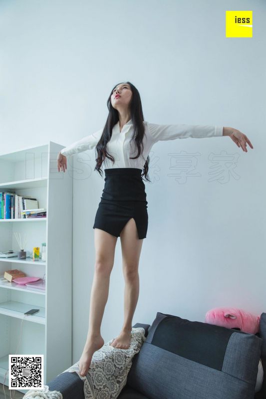 文欣 《文欣微肉制服美足》写真套图