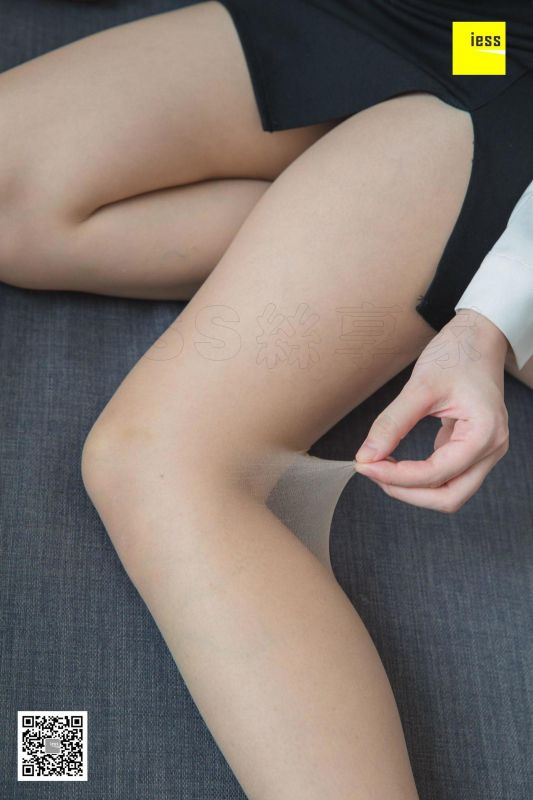 文欣 《文欣微肉制服美足》写真套图