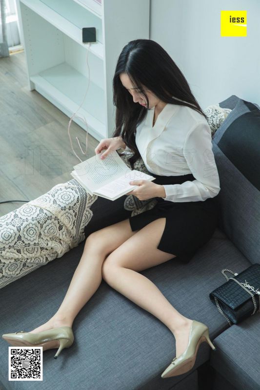 文欣 《文欣微肉制服美足》写真套图
