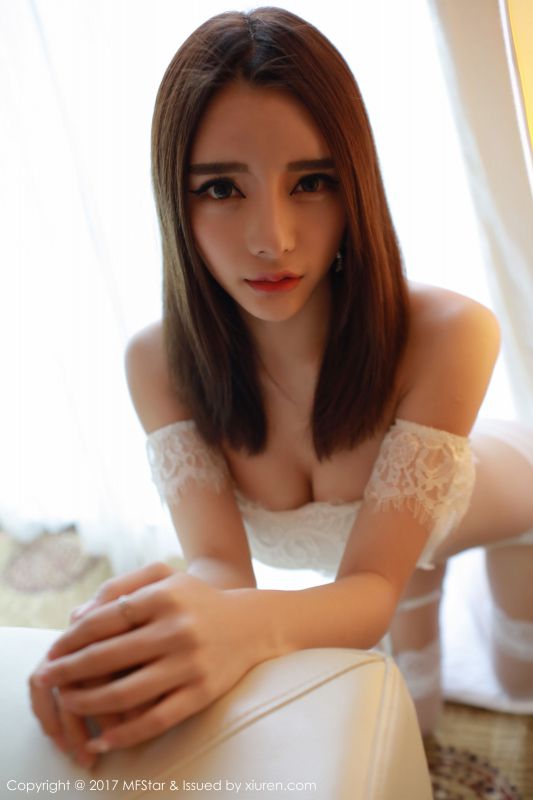 璐璐 - 白色蕾丝内衣写真