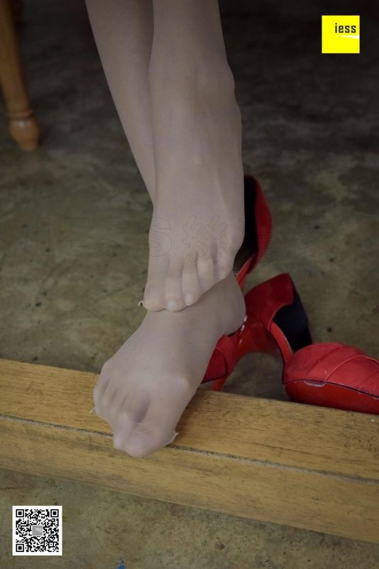 婉萍 《蕾丝裙肉丝红鞋》 丝足写真
