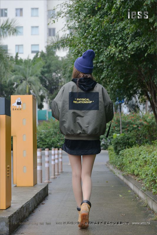 潇潇《短靴、肉丝与单车》